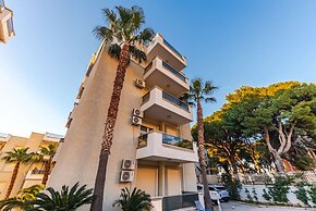 Amazing Canvas by the Sea Free Parking