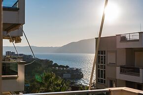 Amazing Canvas by the Sea Free Parking