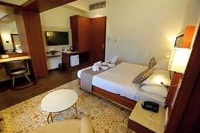 MAJESTIC SUITES BOUTIQUE HOTEL