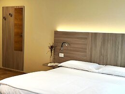 Bernina Suites -2min walk to Bernina Exp