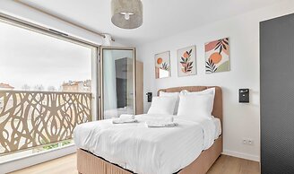Apartment With Balcony in Paris