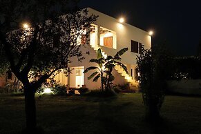 Tenuta Ricco Mono With Pool And Garden