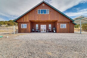 3 Mi to Trails: Secluded Eagar Cabin w/ Mtn Views!