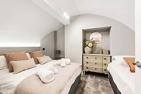 Former Wine Vaults With Hot Tub Private Courtyard