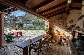 Green Yard Retreat - Family Getaway in Sidari Corfu