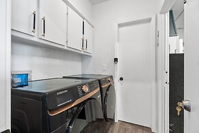 5BR Relaxation Haven Hot Tub Pool Table Fun M