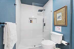 5BR Relaxation Haven Hot Tub Pool Table Fun M