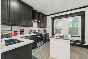 6BR Retreat Comfort Convenience Kitchen 16