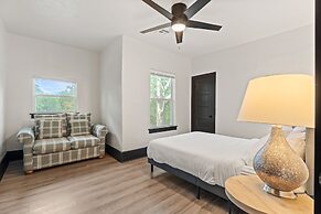 6BR Retreat Comfort Convenience Kitchen 16