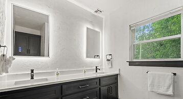 6BR Retreat Comfort Convenience Kitchen 16