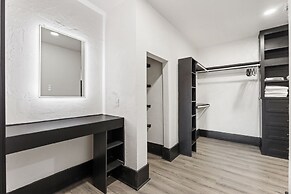 6BR Retreat Comfort Convenience Kitchen 16