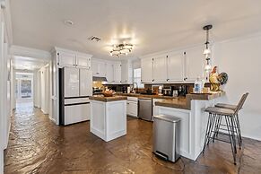 Spacious Lakefront View With Hot Tub and Pool NH