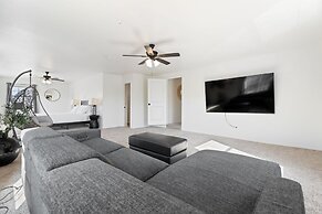 Spacious Lakefront View With Hot Tub and Pool NH