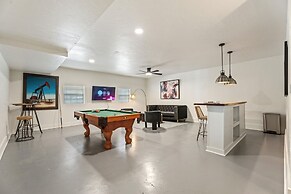 Spacious Lakefront View With Hot Tub and Pool NH