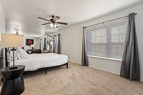 Spacious Lakefront View With Hot Tub and Pool NH