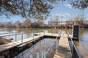 Spacious Lakefront View With Hot Tub and Pool NH