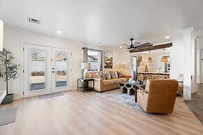 Spacious Lakefront View With Hot Tub and Pool NH