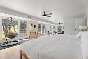 Spacious Lakefront View With Hot Tub and Pool NH