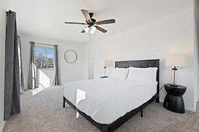 Spacious Lakefront View With Hot Tub and Pool NH