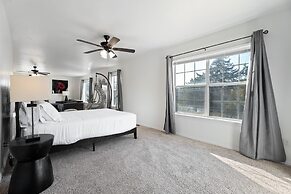 Spacious Lakefront View With Hot Tub and Pool NH