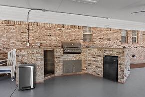 Spacious Lakefront View With Hot Tub and Pool NH