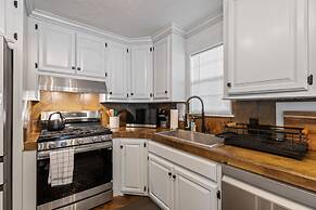 Spacious Lakefront View With Hot Tub and Pool NH