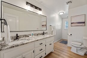 Spacious Lakefront View With Hot Tub and Pool NH