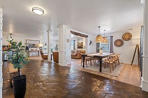 Spacious Lakefront View With Hot Tub and Pool NH