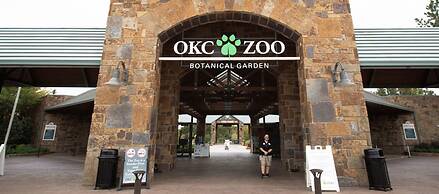 Spacious Lakefront View With Hot Tub and Pool NH