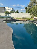 Spacious Lakefront View With Hot Tub and Pool NH