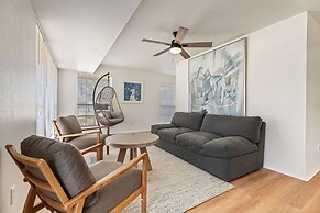 Spacious Lakefront View With Hot Tub and Pool NH