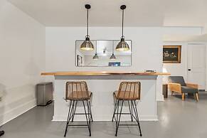 Spacious Lakefront View With Hot Tub and Pool NH