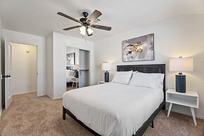 Spacious Lakefront View With Hot Tub and Pool NH