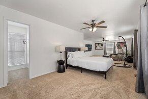 Spacious Lakefront View With Hot Tub and Pool NH