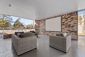 Spacious Lakefront View With Hot Tub and Pool NH