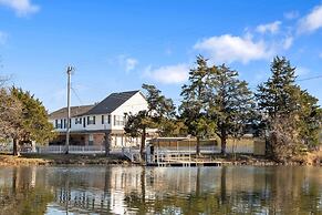 Spacious Lakefront View With Hot Tub and Pool NH