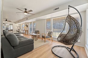 Spacious Lakefront View With Hot Tub and Pool NH