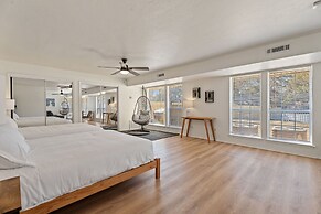 Spacious Lakefront View With Hot Tub and Pool NH