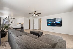 Spacious Lakefront View With Hot Tub and Pool NH