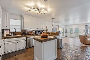 Spacious Lakefront View With Hot Tub and Pool NH