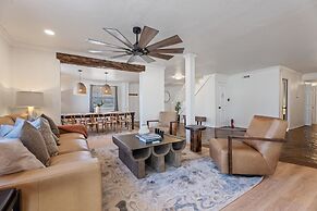 Spacious Lakefront View With Hot Tub and Pool NH