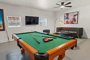 Spacious Lakefront View With Hot Tub and Pool NH