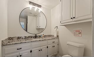 Spacious Lakefront View With Hot Tub and Pool NH