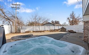 Spacious Lakefront View With Hot Tub and Pool NH