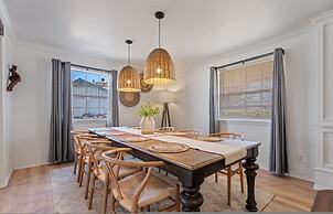 Spacious Lakefront View With Hot Tub and Pool NH