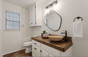 Spacious Lakefront View With Hot Tub and Pool NH