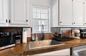 Spacious Lakefront View With Hot Tub and Pool NH