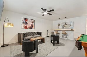 Spacious Lakefront View With Hot Tub and Pool NH