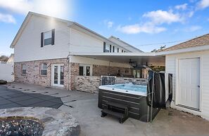 Spacious Lakefront View With Hot Tub and Pool NH