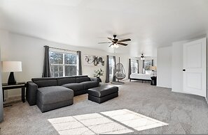 Spacious Lakefront View With Hot Tub and Pool NH